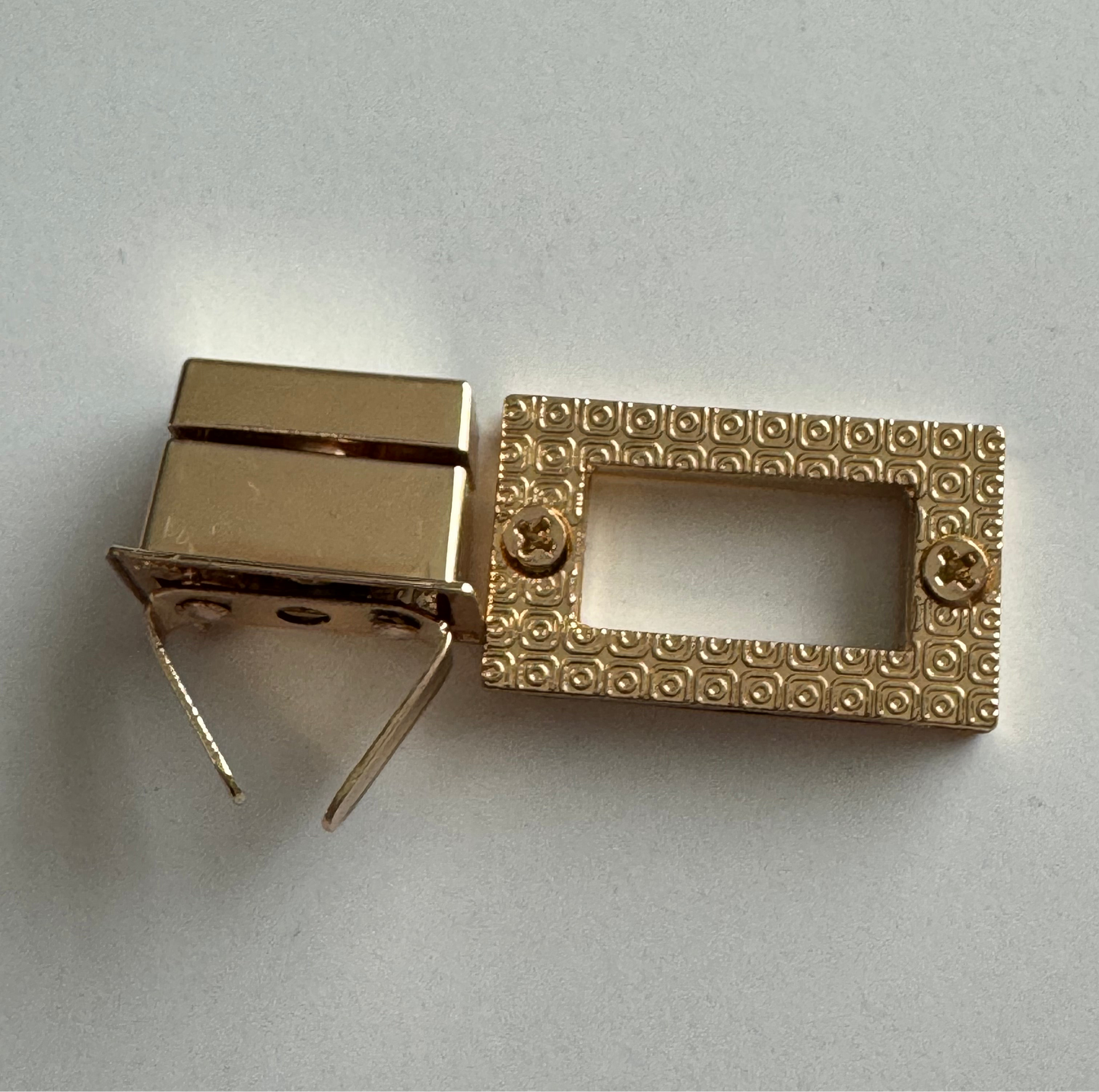 DISCOUNTED Gold Twist Lock - 17x30mm