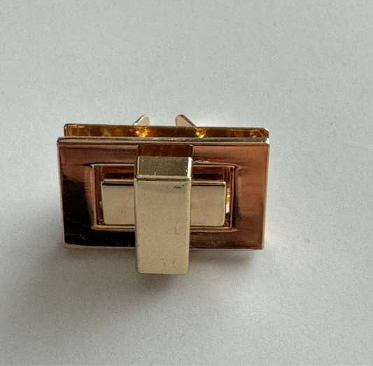 DISCOUNTED Gold Twist Lock - 17x30mm