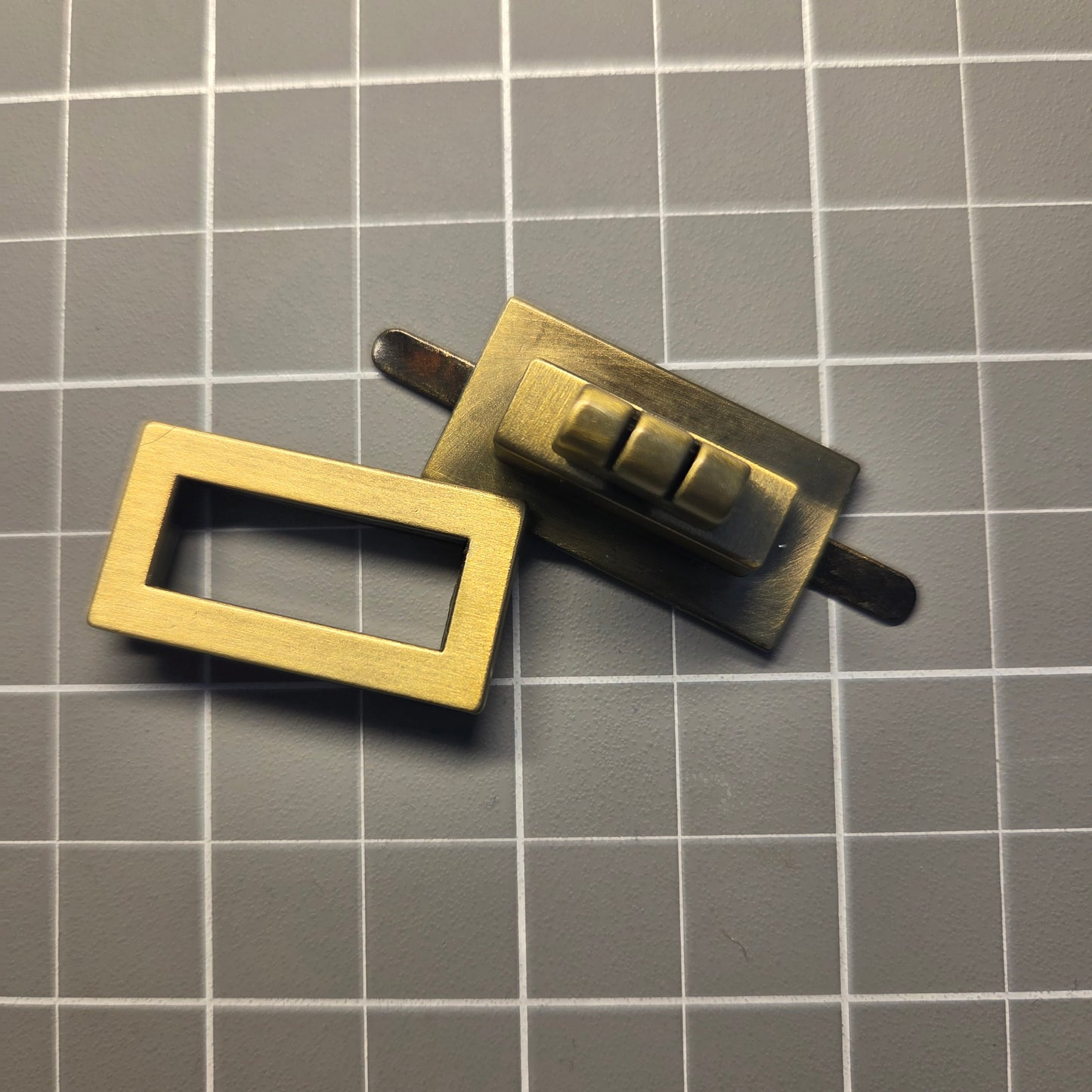 Antique Gold Twist Lock - 17x30mm